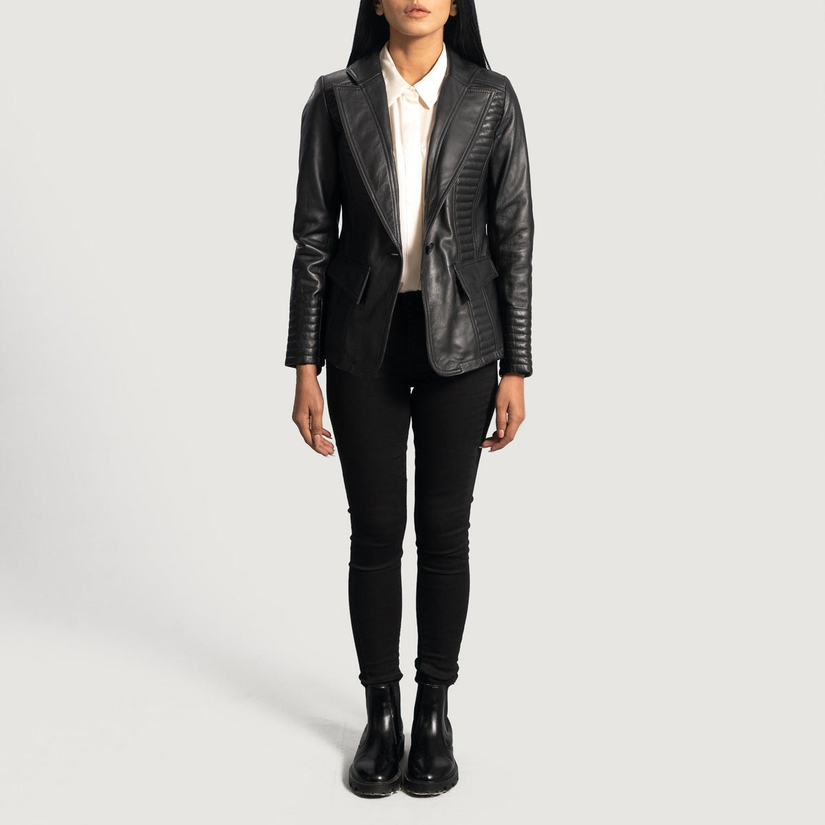 Close-Up Detail of Notch &amp; Button Hardware on Women's Selina Svart Skinnblazer for Kvinner