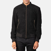 Close-Up Detail of Varsity &amp; Zipper Hardware on Men's Shane Svart Suede Bomberjakke i Skinn for Herre