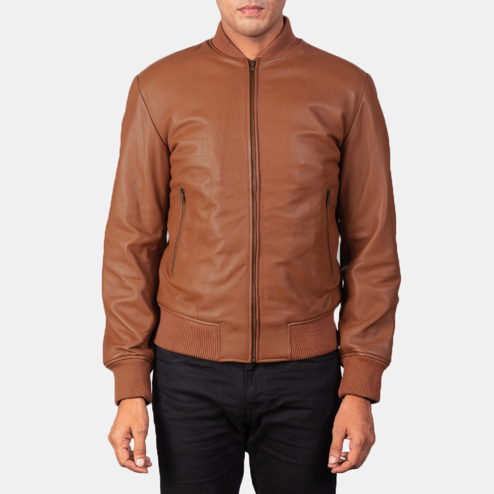 Close-Up Detail of Varsity &amp; Zipper Hardware on Men's Shane Brun Bomberjakke i Skinn for Herre