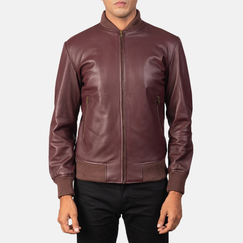 Close-Up Detail of Varsity &amp; Zipper Hardware on Men's Shane Maroon Bomberjakke i Skinn for Herre