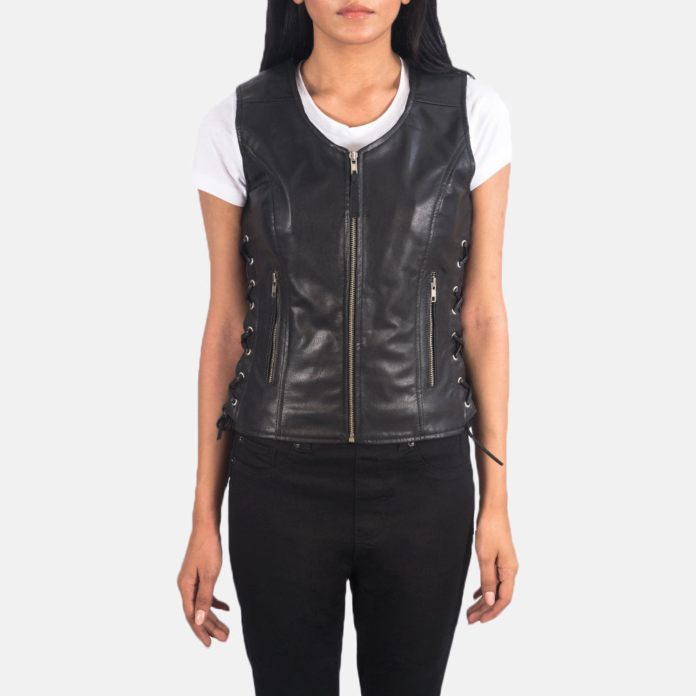 Close-Up Detail of V-neck &amp; Zipper Hardware on Women's Vanda Svart Leather Biker Vest for Kvinner
