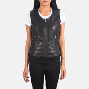 Close-Up Detail of V-neck &amp; Zipper Hardware on Women's Vanda Svart Leather Biker Vest for Kvinner