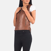 Close-Up Detail of V-neck &amp; Zipper Hardware on Women's Vanda Brun Leather Biker Vest for Kvinner