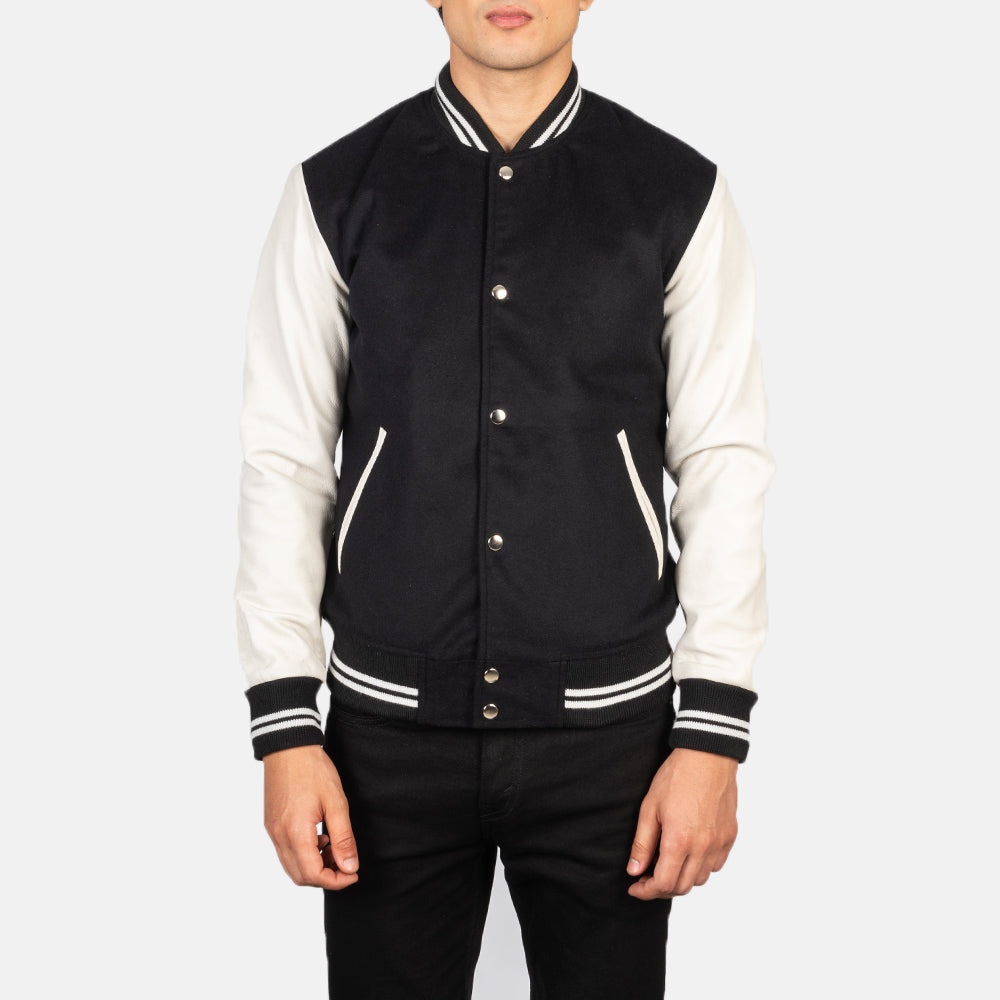 Close-Up Detail of Varsity &amp; Snap Buttons Hardware on Men's Vaxton Svart &amp; White Hybrid Varsity Skinnjakke for Herre