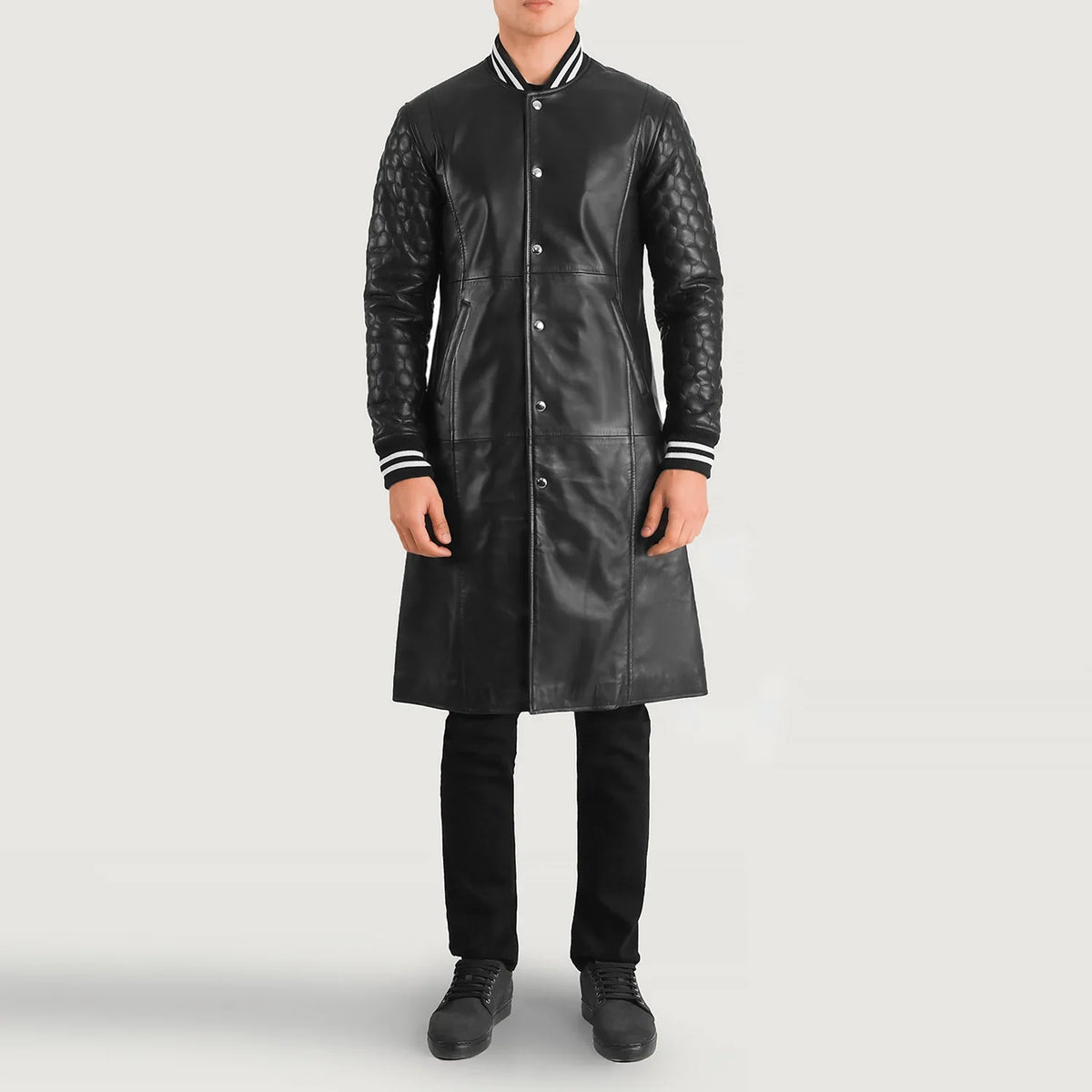 Wilde Svart Leather Varsity Skinnkåpe for Herre in Black Sheepskin Leather - Front Profile View &amp; Tailored Silhouette | Buy Online