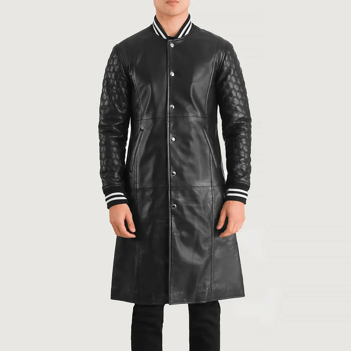 Close-Up Detail of Varsity collar &amp; Snap Button button Hardware on Wilde Svart Leather Varsity Skinnkåpe for Herre