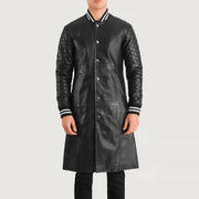 Close-Up Detail of Varsity collar &amp; Snap Button button Hardware on Wilde Svart Leather Varsity Skinnkåpe for Herre