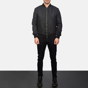 Men's Zack Svart Bomberjakke i Skinn for Herre - Lateral Side Profile View Showing Sleeve Cut &amp; Athletic Taper Fit