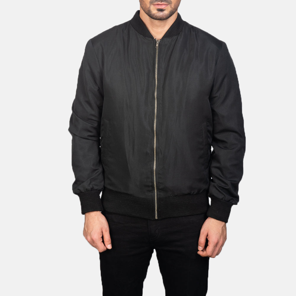Close-Up Detail of Varsity &amp; Zipper Hardware on Men's Zack Svart Bomberjakke i Skinn for Herre